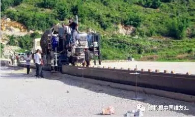 機(jī)器轉(zhuǎn)向系統(tǒng)的電子傳感器追蹤沿結(jié)構(gòu)物設(shè)置的基準(zhǔn)線??梢赃x裝維特根新型 AutoPilot 自動導(dǎo)航系統(tǒng)